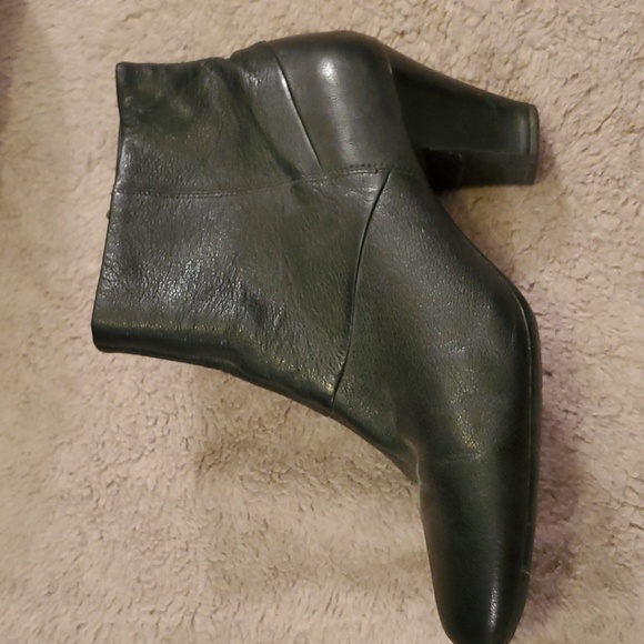 Clarks Sz 9.5 Wide Black Booties - Picture 3 of 10